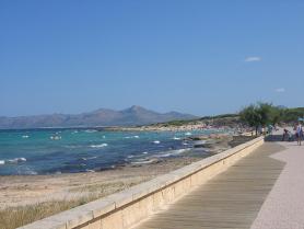 Pláž a promenáda v Can Picafortu na Mallorce Can Picafort, Mallorca - pobřežní promenáda podél pláže