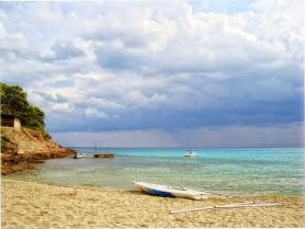 Písečná pláž u Canyamelu na Mallorce Canyamel, Mallorca s pláží na pobřeží