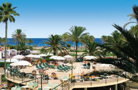 Hotel Bahia Del Este se sluneční terasou