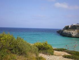Pobřeží letoviska Calas de Mallorca