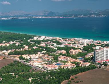 Pohled na letovisko Can Picafort na Mallorce Can Picafort, Mallorca - moře a pobřeží