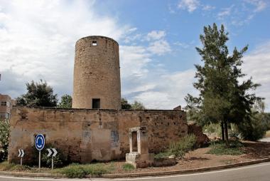 Mallorský Llucmajor a pozůstatky starého mlýna