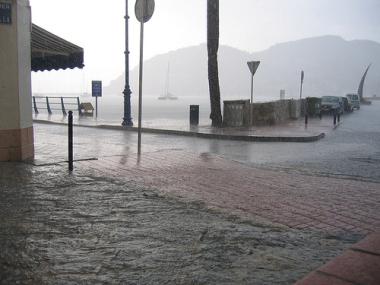Deštivé počasí na Mallorce, Puerto Andratx Mallorca - déšť u pobřeží