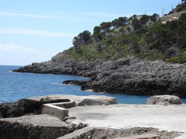 Skalnaté břehy ostrova Mallorca