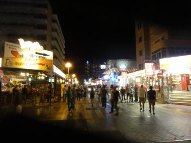 Letovisko El Arenal v noci