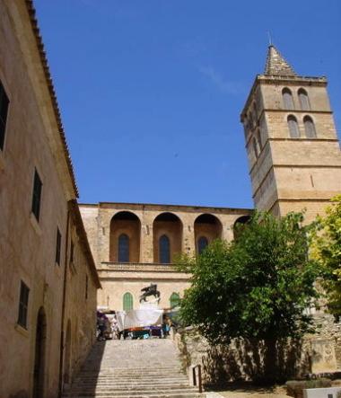 Sineu a farní kostel Mare de Deú dels Ángels