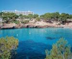 Pohled na hotel a zátoku Cala Esmeralda