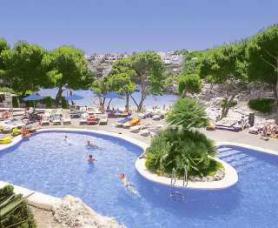 Pohled na hotelový bazén Cala Esmeralda