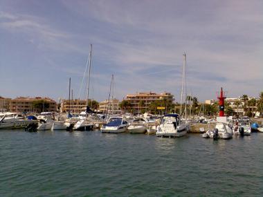 Pohled na přístav v letovisku Colonia de Sant Jordi