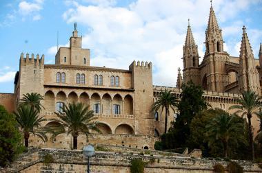 Hlavní město Palma de Mallorca s palácem Almudaina