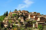 Mallorca - vesnice Deiá v pohoří Tramuntana